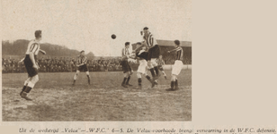 874568 Afbeelding van een spelmoment uit de voetbalwedstrijd tussen Velox (Utrecht) en W.F.C. (Wormerveer), op het ...